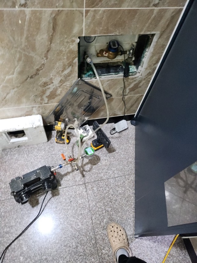 서울 신당동 빌라 천장 누수, 세대별 계량기 공압 가스검사 화장실 벽 굴착 배관교체 작업