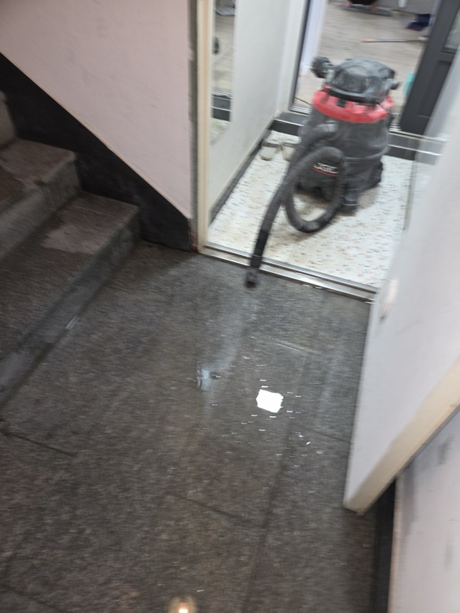 화곡동 누수탐지업체 공용 계단 대리석 물샘 원인, 수도 냉수배관 교체 미장 완료